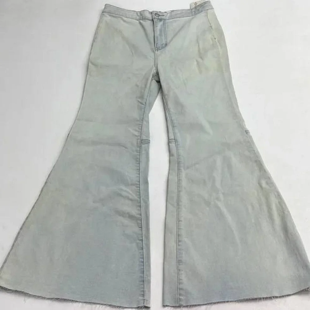 We the Free • Light Wash Flare Jeans • Wide Leg • Frayed Raw‎ Hem • Size 29